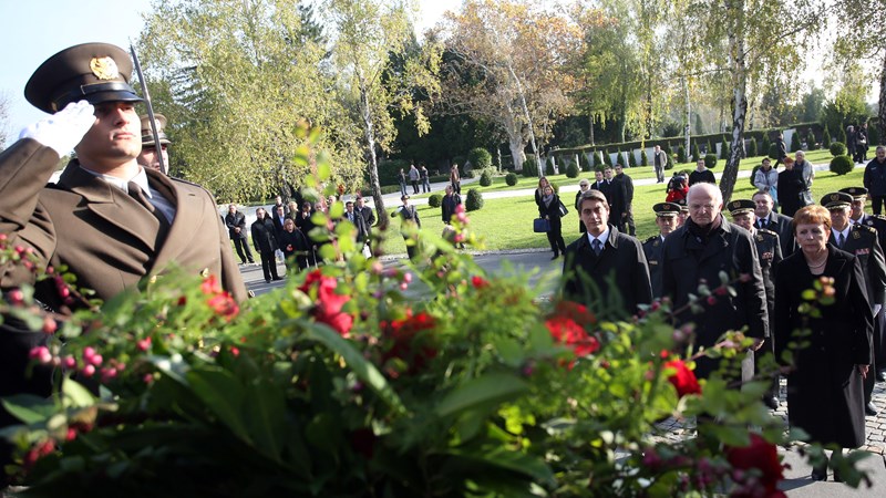 Izaslanstva odala počast preminulima na Mirogoju